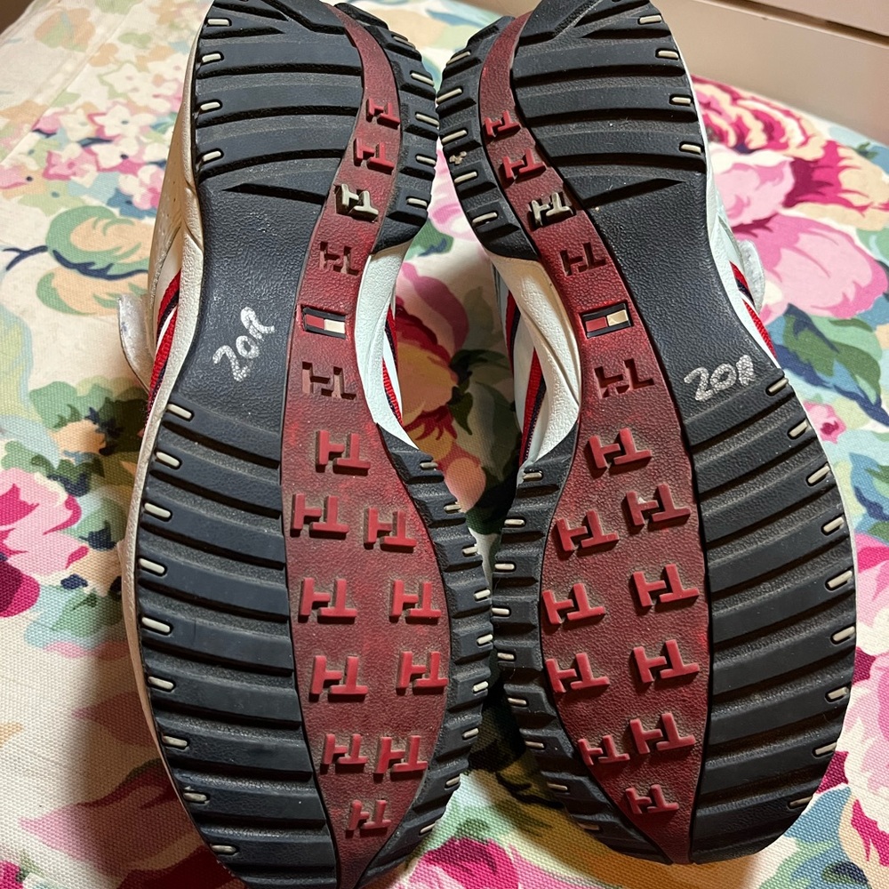 Tommy Hilfiger Grey Sneaker
Free: Brown peep- toe heels shoes - Picture 8 of 11